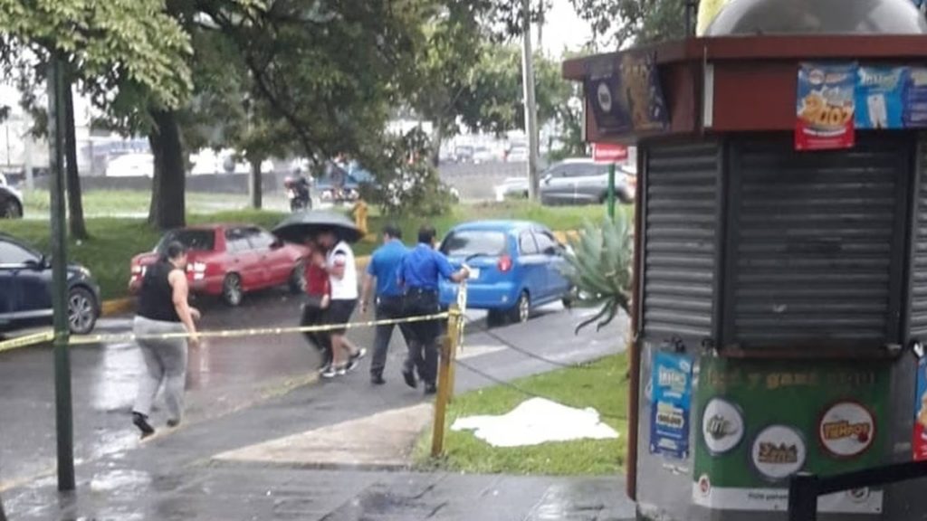 El cuerpo sin vida del  nicaragüense--fue cubierto con una sabana. LA PRENSA/Diario La Teja.