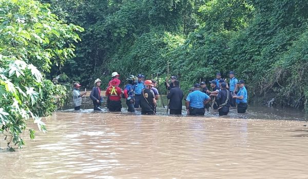 Sigue búsqueda de niña arrastrada por corriente cuando cruzaba un puente en León