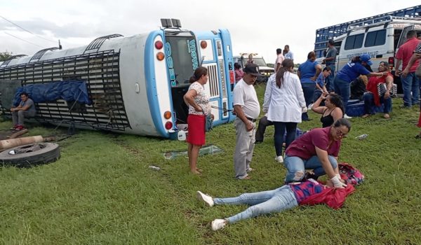 Al menos 17 lesionados por vuelco de autobús en Ciudad Darío