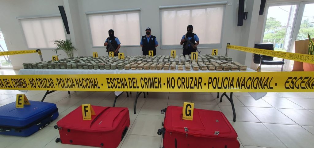 Sobre una mesa los más de 2 millones de dólares incautados al narcotráfico. LA PRENSA/ Policía.