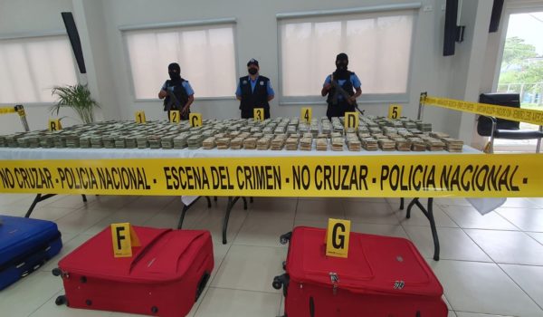 Microbús retenido por la Policía iba cargado de dinero narco
