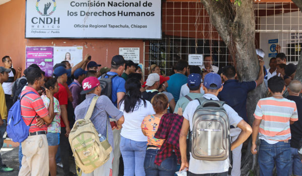 Migrantes en la frontera sur de México marchan para pedir protección a la Comisión de DDHH