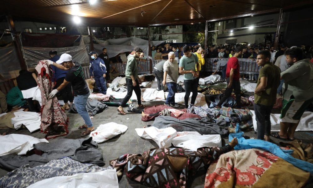Personas se reúnen alrededor de los cuerpos de palestinos muertos tras el ataque contra el hospital árabe Ahli en el centro de Gaza. LA PRENSA/AFP