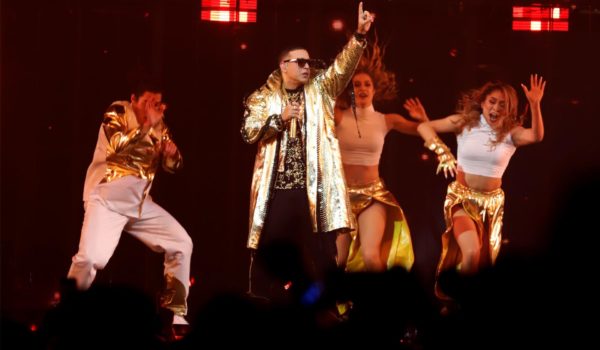 Daddy Yankee, Jhay Cortez y Jowell le ponen humor al reguetón en la serie «Neon»
