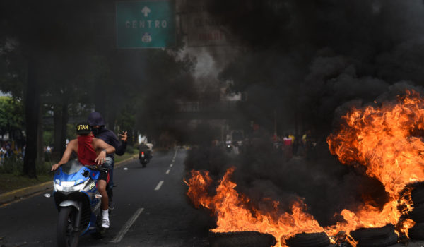 Guatemala cumple 18 días de bloqueos sin acuerdos entre manifestantes y su fiscal general