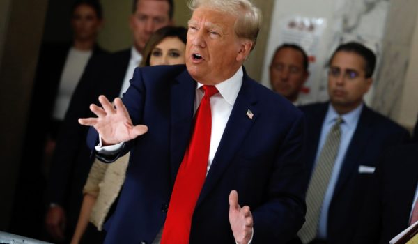 Juez ordena a Trump informar a una supervisora si quiere abrir negocios o transferir activos