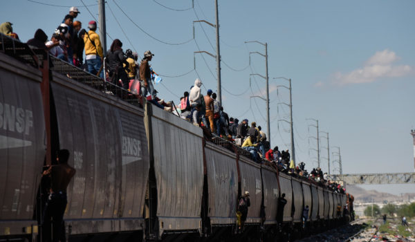 México descarta que miles de migrantes sigan usando tren de carga para llegar a frontera