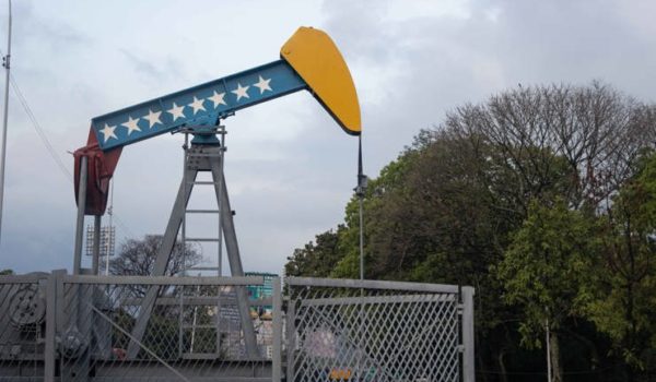 EE.UU. levanta temporalmente sanciones sobre el petróleo y el gas de Venezuela