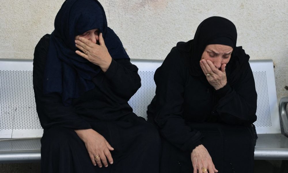 Cientos de palestinos lloran la muerte de sus familiares a las afueras de diversos hospitales a donde han sido trasladados los cuerpos. LA PRENSA/AFP