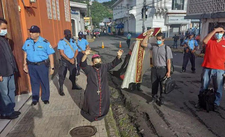 El obispo Rolando Álvarez se arrodilló en la calle tras salir de la sede episcopal de Matagalpa el 4 de agosto de 2022, desde ese momento se mantuvo rodeada por policías, tras el cierre de medios de comunicación de esa Diócesis. LA PRENSA/Archivo