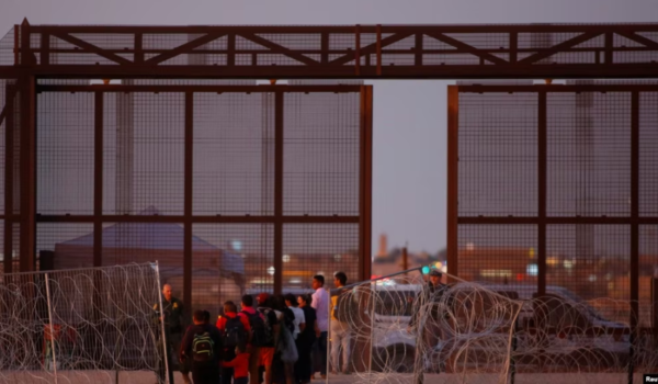 llegan a estados unidos venezolanos que fueron procesado en centro para migrantes