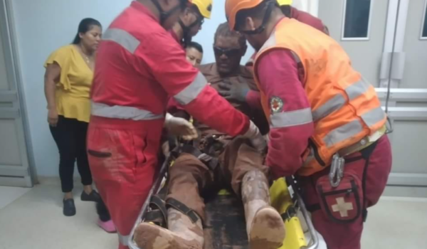 Rescatan a dos mineros tras quedar atrapados 15 horas en una mina en Bonanza