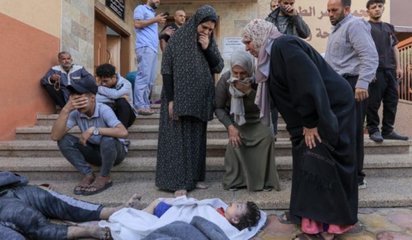 Dolor y muerte: el ataque a un hospital de Gaza, en imágenes