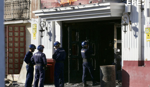 Una clienta de la discoteca incendiada en España dice que temió lo peor al ver bengalas