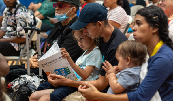 Nueva York limitará a 60 días la estadía de las familias con niños en los albergues