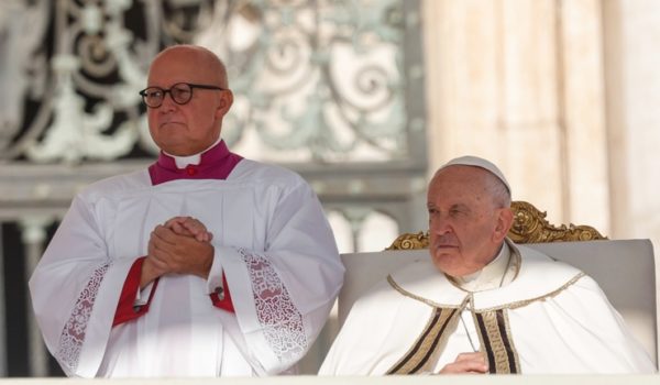 El papa pide que el Sínodo sirva para que la Iglesia vuelva a acoger y a bendecir