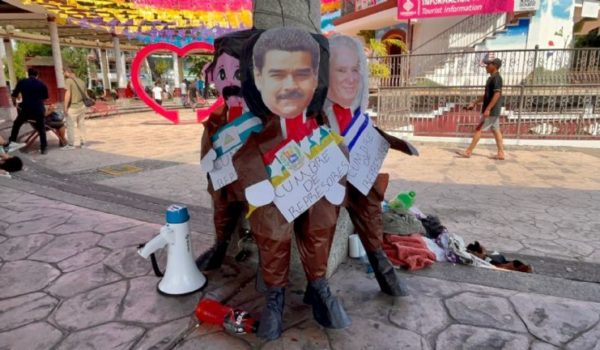 Migrantes queman piñatas de Ortega, Maduro y Díaz-Canel en Tapachula, México
