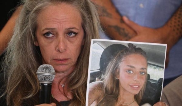 la madre de una joven rehén, la primera que Hamás mostró en video