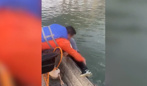 Autoridades de México rescatan a migrante nicaragüense en el río Bravo