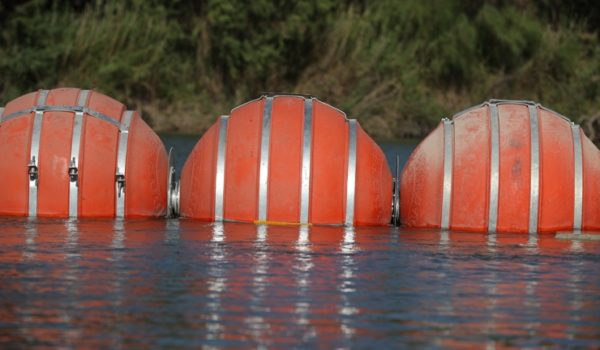 Texas pide a una corte de apelaciones que le permita mantener las boyas en el Río Grande