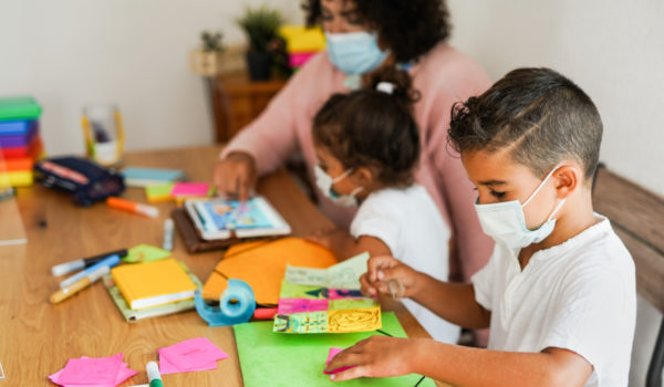 ¿Necesitás apoyo para el cuido de tus hijos mientras trabajás? Aquí algunos programas en Estados Unidos 
