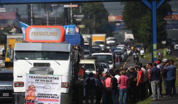 Guatemaltecos protestan en caravana ante los intentos por revertir el resultado electoral