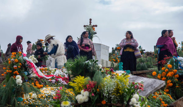 Miles de indígenas reviven sus tradiciones más ancestrales con el Día de Muertos en México