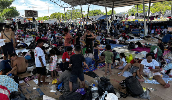 Caravana migrante realiza una vigilia en el sur de México para pedir por su avance