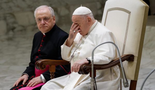 El papa dice «que aún no está bien» y su discurso lo lee un colaborador