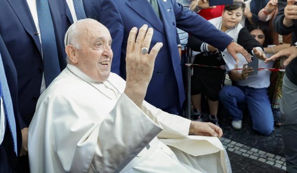 El papa dice que sufre «una bronquitis muy aguda, infecciosa», pero que ya no tiene fiebre
