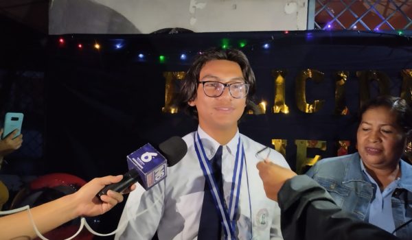 Mejor alumno de secundaría del país dedica su reconocimiento a su padre, el profesor Jimmy Bonilla, preso político de la dictadura