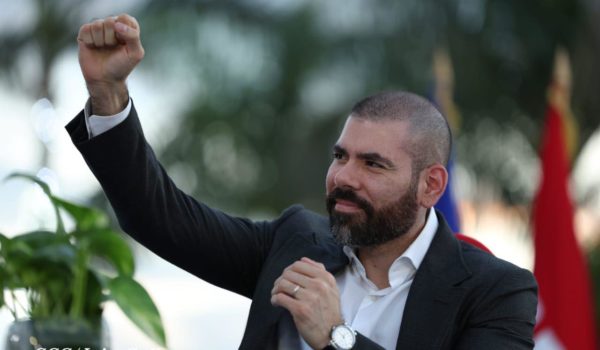 ¿Inicia la sucesión? Laureano Ortega sustituye a su padre en la segunda entrega de buses chinos
