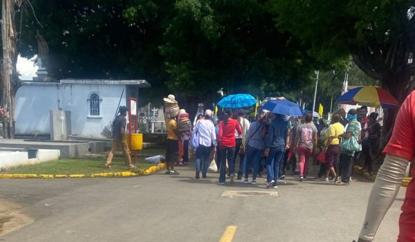 Cementerios de Managua abarrotados de visitantes en el Día de los Difuntos