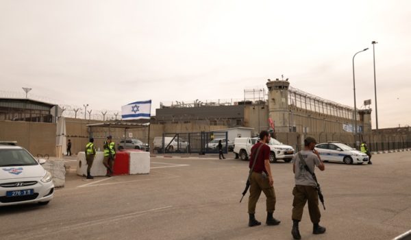 Sale de la Franja de Gaza el segundo grupo de rehenes liberados por Hamás