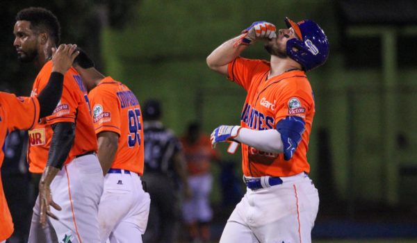 Leones y Gigantes marcan el paso en el inicio de la Liga Profesional