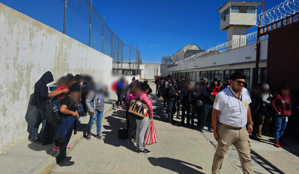 Autoridades de México hallan a 123 migrantes encerrados en un tráiler
