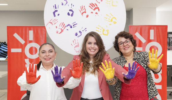 Claro presente en el Congreso “Mujeres que dejan huella”