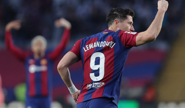 Lewandowski salva al Barcelona que sufrió antes de remontar ante el Alavés