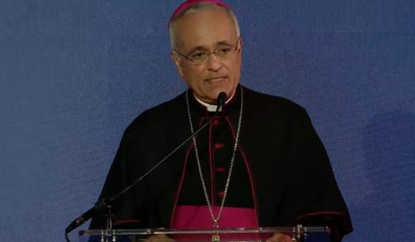 Monseñor Silvio Báez recibe Medalla al Servicio de la Democracia y la dedica al pueblo nicaragüense