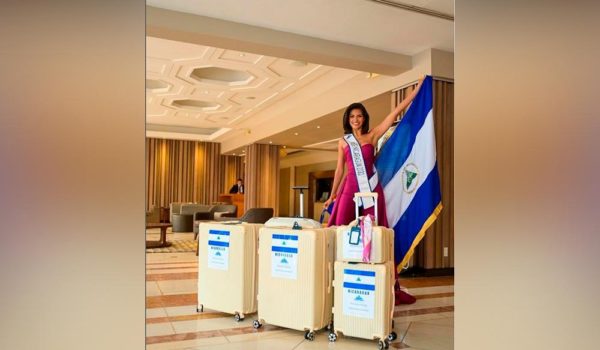 Fans de Miss Nicaragua, Sheynnis Palacios, abarrotan el aeropuerto de Managua para despedirla