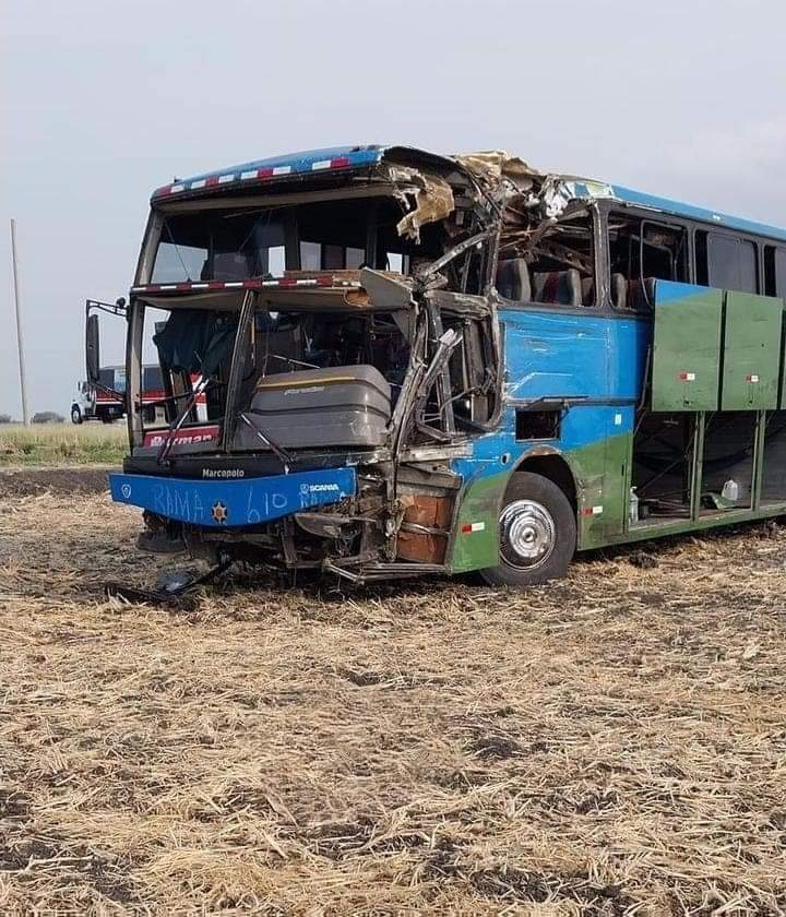 Así quedó el bus colisionado por el furgón conducido por Fernando Humberto Mendoza. LA PRENSA/ Cortesía.