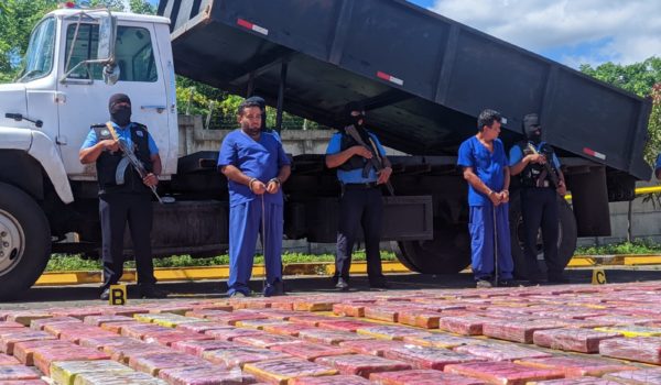 Julio Martínez Ruiz y Everth Molina Fargas fueron presentados por la Policía junto con la droga incautada y el camión donde trasladaban parte de la misma. LA PRENSA/Policía