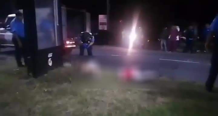 Personal del Instituto de Medicina Legal ( IML) levantan el cadáver de mujer desconocida atropellada cerca de Metrocentro. LA PRENSA/ La Primerisi9ma.