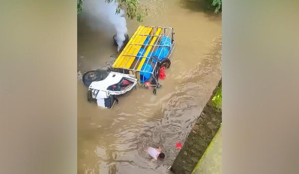 Camión lechero cae en río en El Almendro