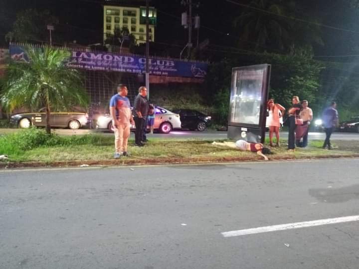 El cadáver de Gloría Shiffman quedó sobre un l boulevard en la carretera Managua- Masaya. LA PRENSA/ Redes sociales. 