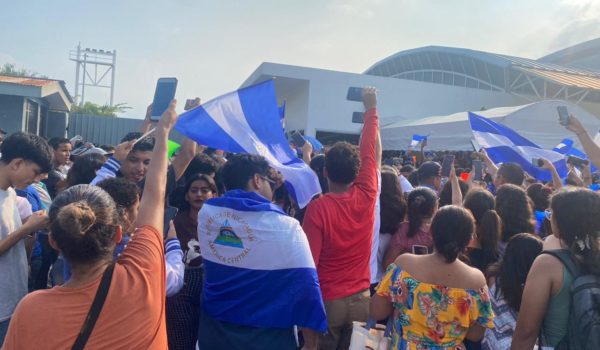Miles se convocan al aeropuerto para recibir a Sheynnis, pero la nicaragüense voló hacia Miami