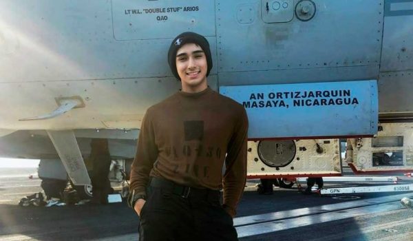 La historia del nicaragüense que tiene plasmados sus apellidos en un jet de la Marina de EE. UU.