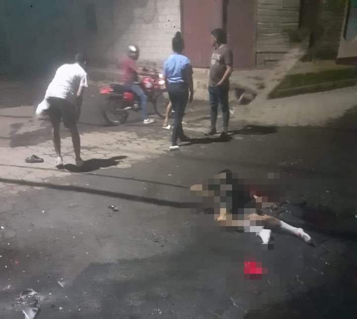 El cadáver de uno de los  fallecidos quedó varios metros del lugar de impacto. LA PRENSA/ Redes sociales.   