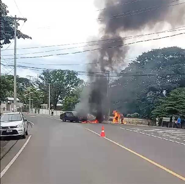 Dos personas resultaron gravemente quemadas al chocar una moto contra un automóvil en Veracruz, jurisdicción de Nindirí. LA PRENSA/ Captura de video/ Redes sociales.