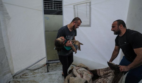 Pacientes y personal médico abandonan el hospital de Al Shifa, asediado por Israel